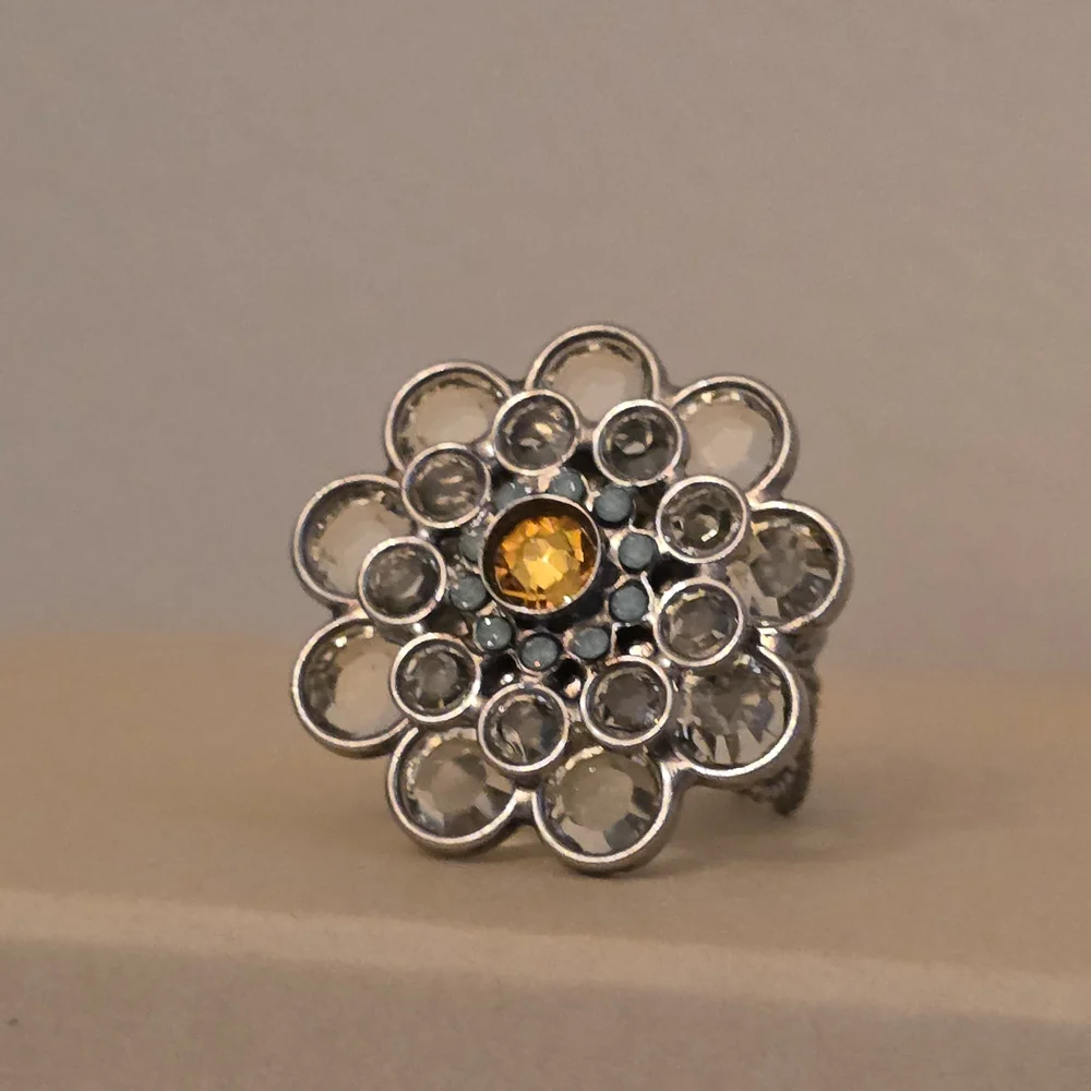 Sorrelli Floral Crystal Statement Ring – Champagne & Amber – Adjustable